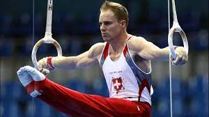 El ejercicio consta principalmente de tres a cinco diagonales (series acrobáticas realizadas a lo largo de una diagonal del piso) llevadas a cabo en diferentes direcciones. Gimnasia Deportiva Masculina Youtube