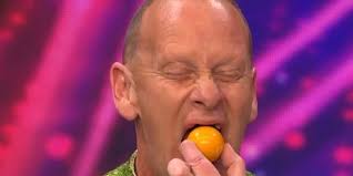 Ovo nije normalno, ali žiriju se svidjelo: On guta kovanice, pije  deterdžent, igra se s vatrom!