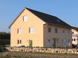 Gelb Verputztes Doppelhaus Von Eco System Haus Massivhaus Bauen Style At Home Haus
