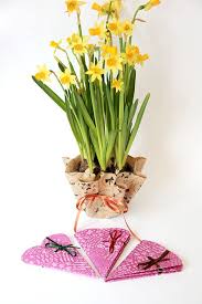 Denn wo viele geschenke verpackt werden, entsteht so hast du weniger zu tragen und die überraschung beim auspacken ist umso größer. Blumenubertopf Aus Papier Geschenke Verpacken Geschenke Geschenkpapier