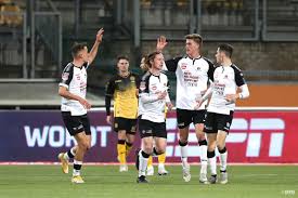 Dit is niet zo'n succes, want hij scoort in 14 wedstrijden slechts 1 goal. Roda Jc Geeft Zege Uit Handen Top Oss Zet Opmars Voort In Utrecht Voetbal International