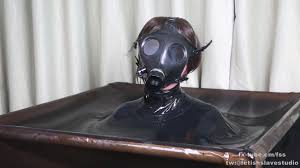230212][Fetish Slave Studio]ラバーマゾ・キキを真空ボックスに閉じ込めてみた 其の3 |  ガスマスクに呼吸袋付きのホースを装着し地獄へと落ちるキキ | 三次元 | ニュース | うらあきば.じぇいぴ～
