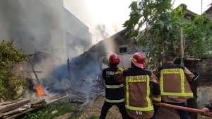 Lulusan sma smk d3 s1 semua jurusan lowongan bank bumn cpns terlengkap dan terupdate dari sumber yang terpercaya. 2 Rumah Di Garut Terbakar Dalam Waktu Bersamaan Api Berasal Dari Dapur Kerugian Ratusan Juta Tribun Jabar