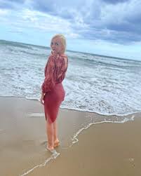 Julia Fljat's Feet << wikiFeet