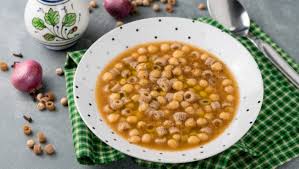 L'insalata di farro e ceci, la cui ricetta è perfetta per un pranzetto sfizioso ed appagante, è adatta all'alimentazione dei vegetariani anche se piace praticamente a tutti. Minestra Di Pasta Al Farro E Ceci