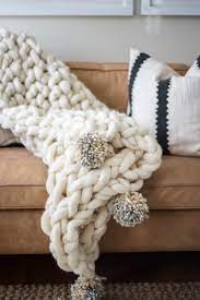 Learn how to arm knit, keep your knitting tight, + finish your pillow beautifully. Arm Knit Blanket Tutorial Easy To Follow