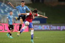 | la polémica jugada se produjo en el minuto 87, cuando el mediocampista chileno víctor dávila centro un balón que fue interceptado con una mano por el defensor uruguayo sebastián coates. Vv2pb Lwynfgmm