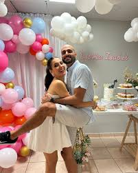 Los papás de Estela Isabel 🧡🦕🩷 Bizcocho & Cupcakes:@maribel.alejandro.3576  Velas & Galletas: @latitud18n Bombas: @luismorales.oficialpr Decoración:  @yaniramf_ @karinaa8 @albita005 @maribel_diaz_55 @nathalie.lno H&M:  @maryrodz_mua . . . #parentstobe ...