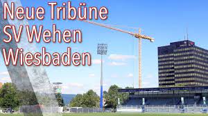 Dabei wurden die tribünen während des laufenden spielbetriebs nacheinander abgerissen und neu errichtet. Neubau Westtribune Brita Arena Sv Wehen Wiesbaden Juli 2019 Youtube