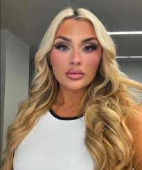 Any Young Knives fans in the pond? I find they have a couple of things in  common with our fave, namely, they can place  just-the-wrong-note-in-just-the-right-place, and they have had dalliance  with a