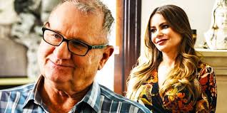 Modern Family: 8 Things That Make No Sense About Gloria & Jay's Relationship