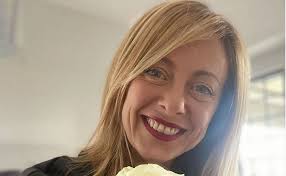 Jun 10, 2021 · giorgia meloni, citando il parere dell'ex ministro del governo renzi, ha poi parlato dell'ipotesi di vederla a palazzo chigi: Chi E Giorgia Meloni Biografia Eta Compagno Andrea Figlia E Politica