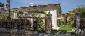 Scopri subito migliaia di annunci di privati, agenzie e costruttori e trova la tua futura casa su subito.it Casa Di Lusso Nel Cuore Di Forte Dei Marmi Lionard