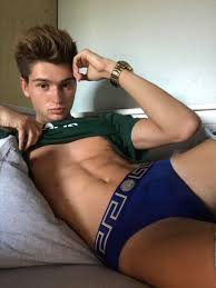 David Six: il nuovo twink superdotato pubblica una foto del pisello -  BitchyX