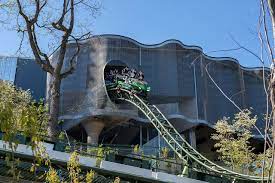 Förutom åkattraktionen i sig, har nöjesfältet även gjort köandet underhållande. Helix Roller Coaster Wikiwand