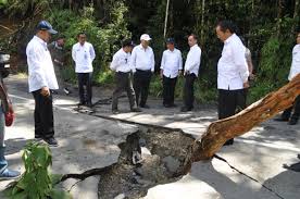 Gempa hari ini guncang sejumlah daerah pulau jawa dengan dengan magnitudo 6,3. Menanti Cemas Gempa Bumi Dahsyat Di Sulawesi Kompasiana Com