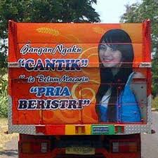 Dirangkum brilio.net dari berbagai sumber, senin (1/2), berikut 24 foto tulisan kocak dan menggelitik di bak truk yang bikin ketawa. Tulisan Tulisan Belakang Truk Yang Bikin Ngakak Juru Kunci
