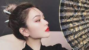 周揚青（ grace chow ，1988年9月12日 － ），原名周曉濛 ，外號為小angelababy，北京人，中国大陆 网络红人、服装设计师，電商企業家，品牌「grace chow」的主理人。 2020年10月22日，加盟《潮流合伙人2》嘉宾阵容。 Eh6 Fyp1ufbujm