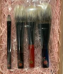 kihitsu white canadian squirrel face m 36000 yen cheek red handle 21000 yen cheek black 21000 yen eyeshadow m 10000 yen face m eyeshadow makeup brushes