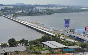 Kawasan laluan pejalan kaki berbumbung dan parkir kakitangan di hospital teluk intan runtuh akibat hujan ribut hari ini. Bernama Singapura Minat Sambung Laluan Pejalan Kaki Berbumbung Di Tambak Johor Exco