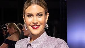 Wolke Hegenbarth springt splitterfasernackt in den See