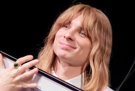 Ralph Kaminski słynie z ekscentrycznych strojów, podbija internet, ale fani  niewiele o nim wiedzą. Jego kuzynem jest znany artysta!