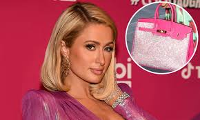 Paris Hilton gây sốt với chiếc túi đính 60.000 viên pha lê trị giá hơn 1,4  tỷ sau ồn ào mang bầu trước lễ cưới