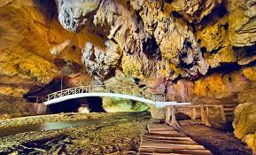 Peștera bolii este o străpungere naturala accesibilă pe toata lungimea ei, una din putinele peșteri de acest fel din ţară. PeÈ™tera Bolii Din OraÈ™ul PetroÈ™ani JudeÈ›ul Hunedoara Locuridinromania Ro