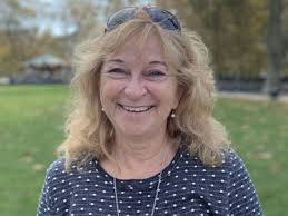 Linda Vartanian's Instagram, Twitter & Facebook