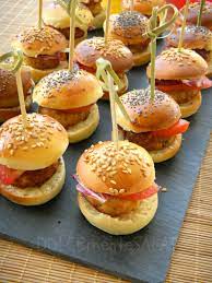 Se dovete organizzare una festicciola per un compleanno o un'occasione speciale, questi deliziosi paninetti. Dolcemente Salato Piccoli Hamburger Di Pollo Limone E Senape