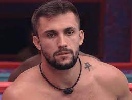 Antes de mostrar os músculos torneados na piscina do bbb 21, arthur picoli tentou uma discreta a carreira de modelo, no entanto, não aconteceu e arthur, que também já havia tentado a sorte no. Bbb 2021 Arthur Surpreende Ao Dizer Que Cresceu 19 Cm Apos Procedimento Rd1
