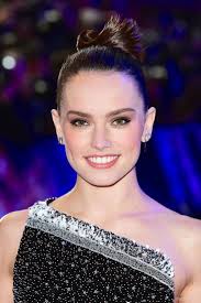 Do you think Daisy still has visible abs from her star war days or are they  gone? : r/DaisyRidley