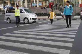 Korban menyeberang tanpa melihat kiri kanan jalan, sehingga tabrakan tersebut pun tak terelakan. Street Manners Tanpa Zebra Cross Boleh Enggak Ya Pejalan Kaki Nyebrang Gridoto Com