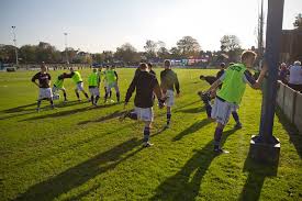 Sekiranya anda ingin memberikan sentuhan peribadi kepada bola sepak kertas anda, lukiskan garisan dan sifat penentu bola sepak lain dengan pena atau pena bola. Lihat Bagaimana Mudahnya Membina Sebuah Kelab Baharu Di England