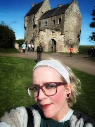 Can someone edit people out of my castle photo in Cotswolds?