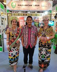 Yuk Berkunjung Ke Provinsi Kalimantan Timur Expo Borneo Extravaganza Jogja City Mall Follow Ffaprojectborneo Traditional Outfits Kimono Top Borneo