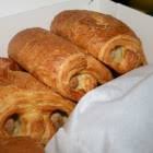 Bij alle bakkers, in alle supermarkten, op alle markten zie je worstenbroden en appelbollen verschijnen. Verloren Maandag Een Antwerpse Traditie Kunst En Cultuur Feestdagen