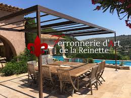 Déjeuner sur votre terrasse en plein soleil ? Pergola En Fer Plein Sur 4 Poteaux Pour Terrasse A Carqueiranne Ferronnerie D Art La Reinette