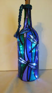 Libelle Beleuchtet Handbemalte Weinflasche Inspiriert Glasmalerei Aussehen Aussehen Beleuch Weinflaschen Lampen Beleuchtete Weinflasche Bemalte Weinflaschen