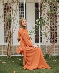 Warna membuat desain lebih hidup. 10 Ide Padu Padan Warna Hijab Untuk Baju Oranye Yang Keren