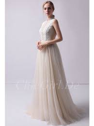 Auf der suche nach einem perfekten brautkleid für eine hochzeit mit wald, strand, rasen oder kaufen sie von milanoo für das schicke und gute qualit?t 2021 boho & bohemian hochzeitskleid in. Brautkleid Trachtenstil Turtleneck Lang Beige Tull Spitze Mit Knopfen