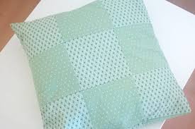 Ursprünglich wurden für das zusammennähen von patchworkdesigns bevorzugt stoffreste verwendet, die nicht mehr für die herstellung von kleidung geeignet waren. Diy Anleitung Patchwork Kissenhulle Mit Hotelverschluss Snaply Magazin