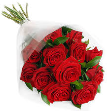 Procurati delle rose rosse e un coltellino da fiorista, spina e pulisci le foglie di ogni gambo che desideri utilizzare per comporre il tuo mazzo di rose di san valentino. Rose Rosse San Valentino Consegna Gratuita A Domicilio Con Acquisto On Line Di Rose Rosse A Stelo Corto