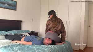 ENOLA - YOGA LEGGINS FACCESITTING BUTT WORSHIP - FEM DOM - BUTTDROPS -  BREATH CONTROL