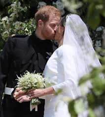 Hochzeit, die zweite mit abstand, sonne und coronatests. Meghan Markle Brautkleid Und Schleier Mit Symbolik Kolnische Rundschau