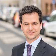 Für junge leute ist so ein konto bei den meisten banken kostenlos. Dr Michael Pujol