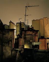 Sur Paris Cette Nuit Il N Arrivait Pas A Dormir Son Corps Etait Au Repos Mais D Etranges Images Dansaient Da Toits De Paris Paris Illustration Parisienne