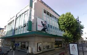 Bonnes vacances et faites pas trop les foufous!! La Bijouterie Du Printemps Devalisee A Coups De Masse Par Deux Malfaiteurs