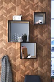 Envie De Retourner A L Essentiel Avec Ses Touches De Liege Et Son Design Doux La Tendance Reconnection Va Prend Papier Peint Vinyle Deco Maison Etagere Deco