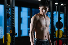 以拳擊為主題的港產片《一秒拳王》，上映大半個月，票房突破千萬。片商製作明信片，附戲飛送贈觀眾。 由趙善恆自編自導，周國賢等人主演的《一秒拳王》，是 2020 年香港亞洲電影節的閉幕電影。隨著戲院重開，該片今年 3 月 11 日正式上映。 ç¥¨æˆ¿ç¶œåˆæŒ‡æ•¸ ä¸€ç§'æ‹³çŽ‹ ç‹‚æŽƒ8æ—¥å† è» éˆé­‚ æˆè³€æ­²ç‰‡çŽ‹ é¦™æ¸¯01 é›»å½±